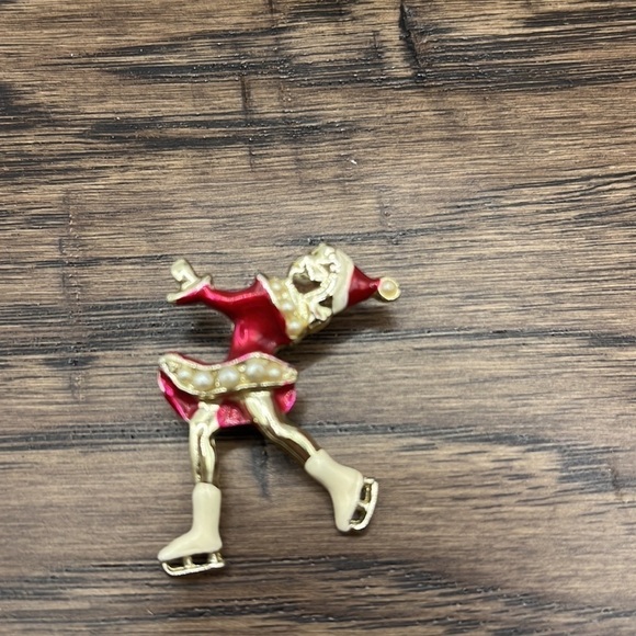Vintage Ice Skater Brooch Red with Faux Pearl Gold tone - Picture 1 of 9